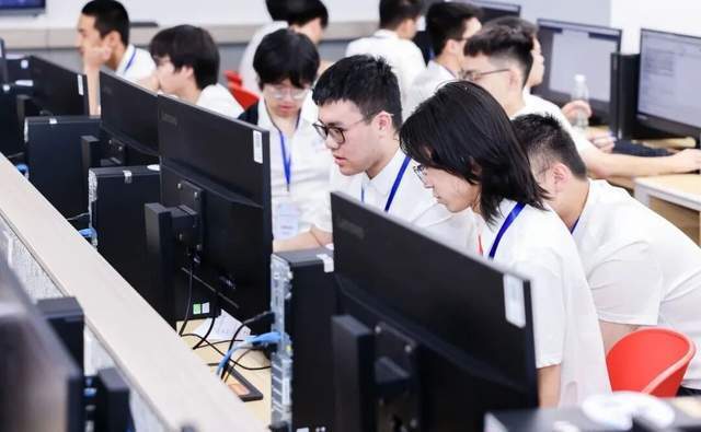 1900名大学生，在国产算力上"手搓"大模型