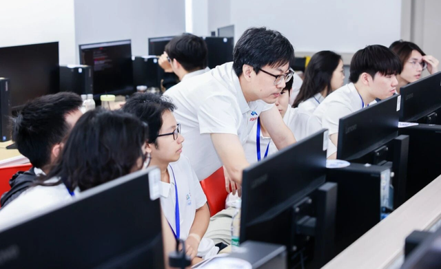 1900名大学生，在国产算力上"手搓"大模型