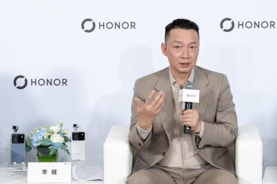 为了这朵&ldquo;会转头的摄像头&rdquo;，荣耀在行业寒冬里赌了一把