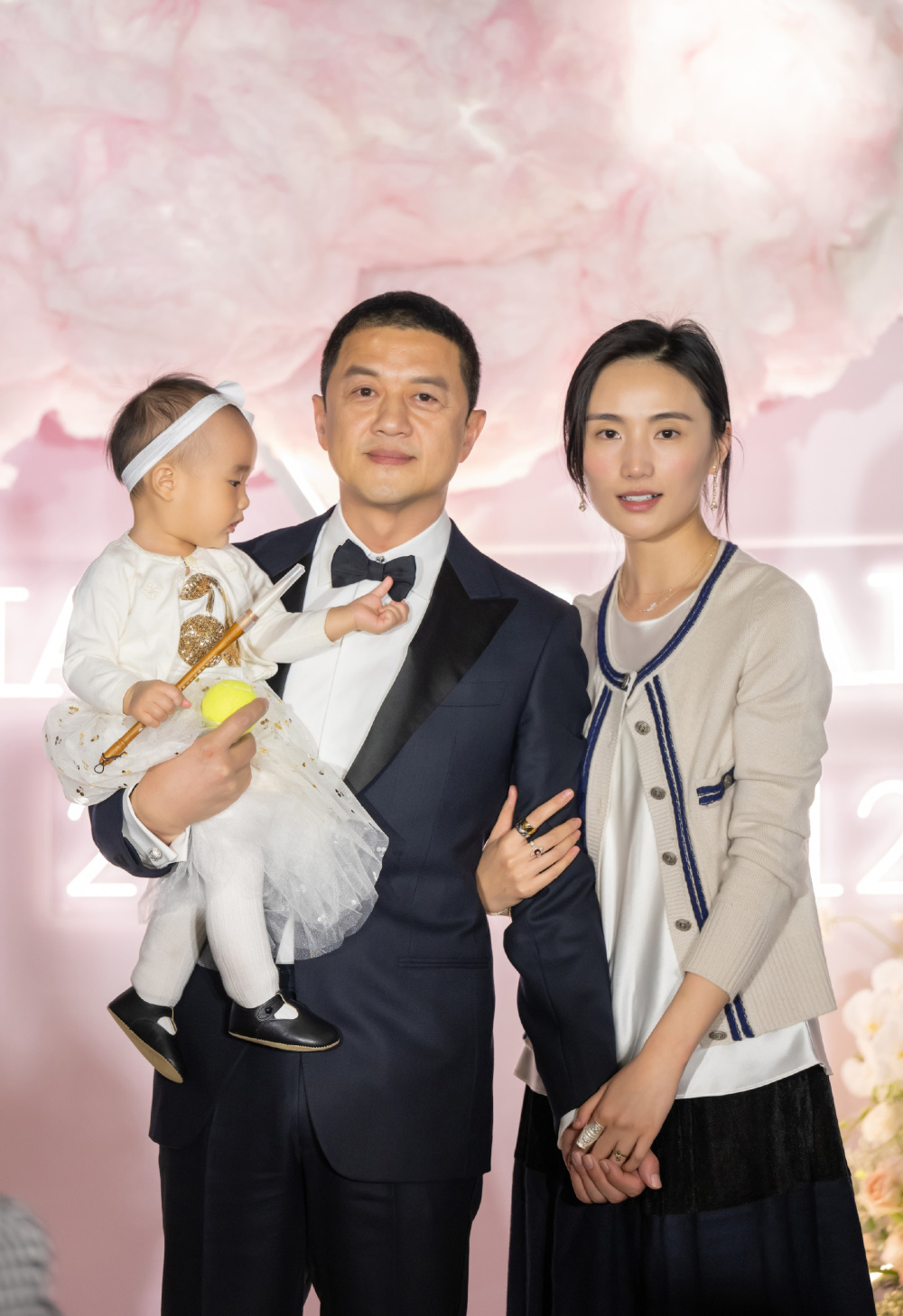李亚鹏走出28.6亿债务阴影，20岁李嫣近照气质清冷，被赞越来越像王菲