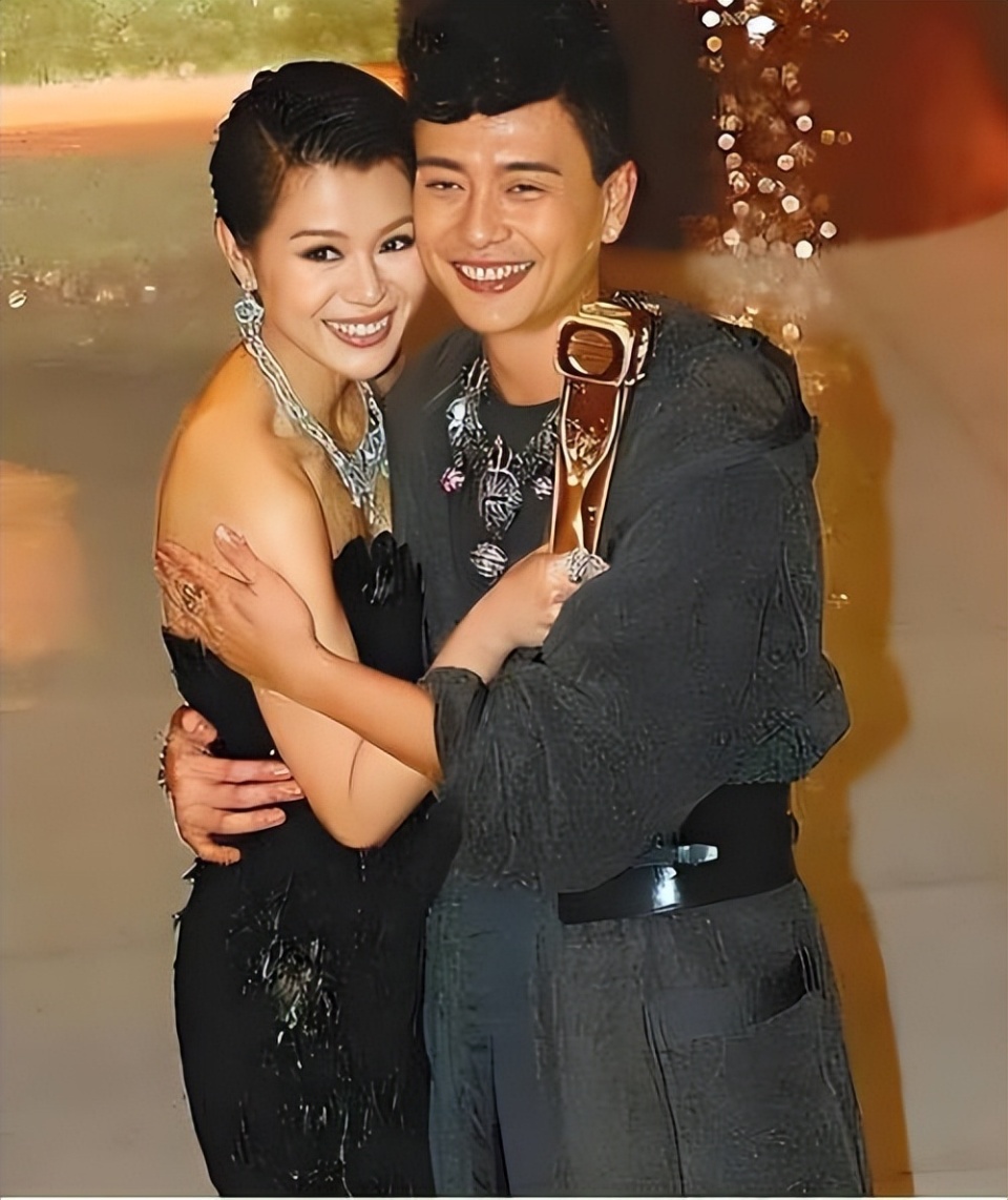 胡杏儿一家五口海边度假照刷屏：三个儿子如同复制粘贴，幸福藏不住