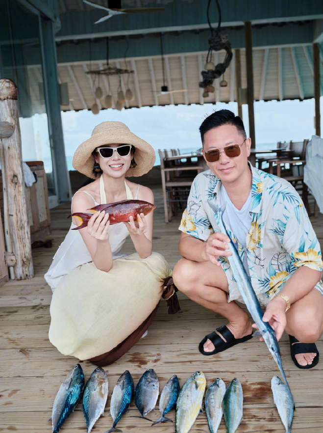 胡杏儿一家五口海边度假照刷屏：三个儿子如同复制粘贴，幸福藏不住