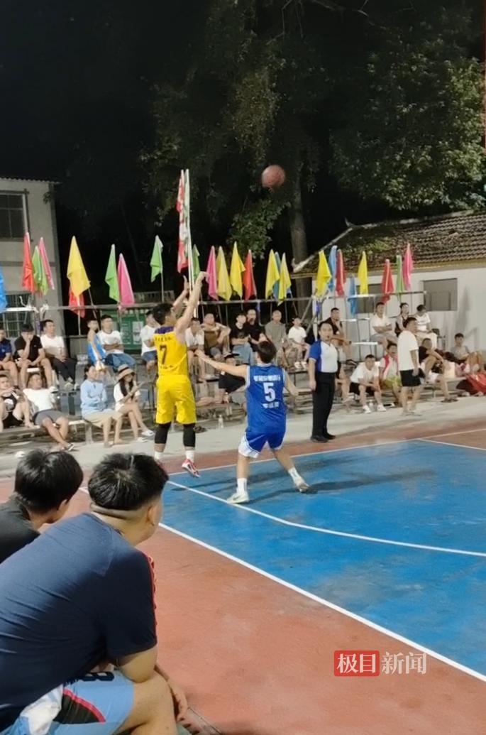 小伙篮球赛中倒地后离世，父亲在直播中目睹，队友烧掉&hellip;&hellip;