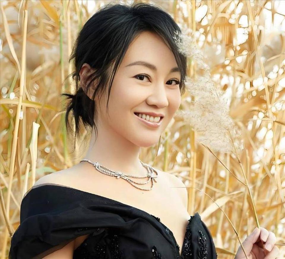 邹伟净身出户22年后：闫妮前夫如今在女儿话剧后台轻轻一拍就走