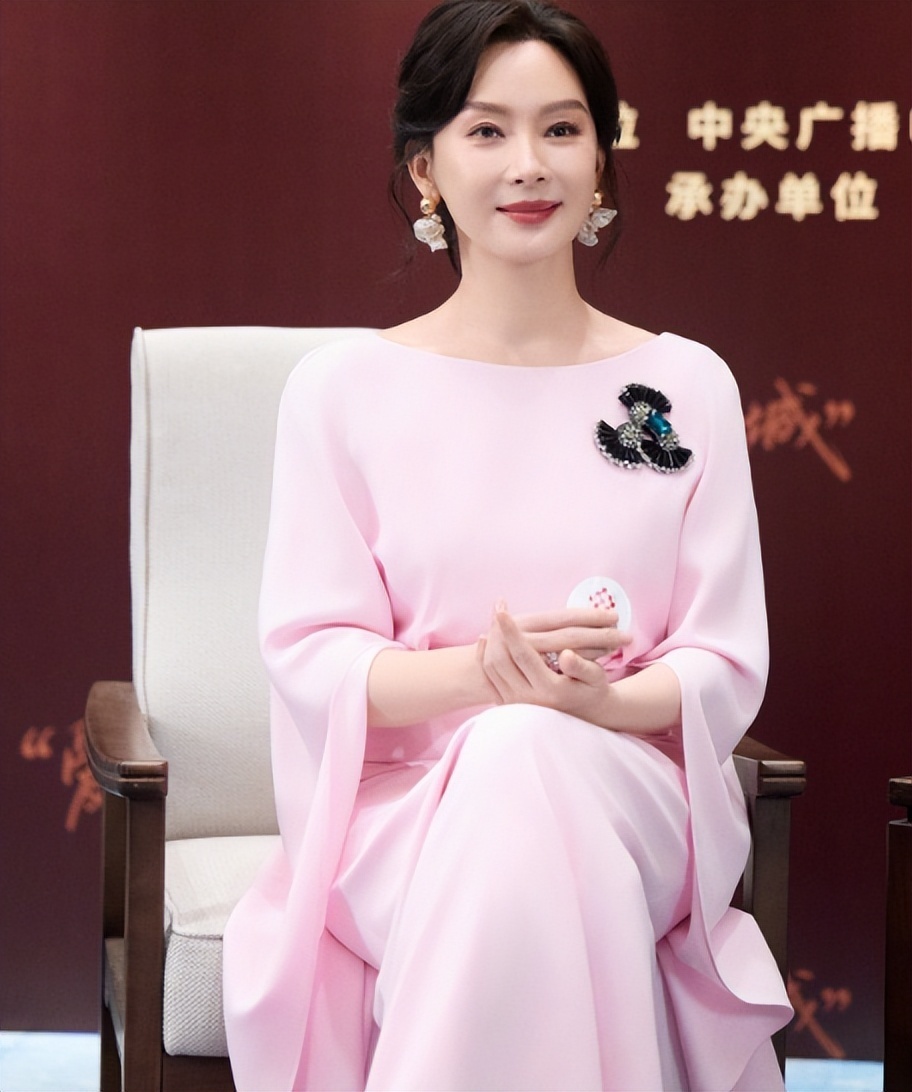 央视镜头下的明星众生相：有人冻龄逆生长，有人却显老态引争议