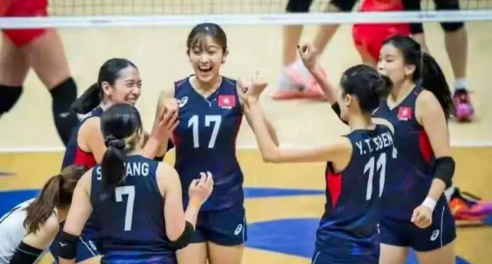 香港女排国歌争议：赛后合影主教练独自站立，体育背后的身份认同考