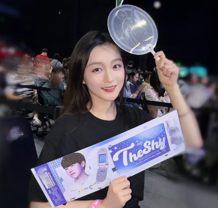 演员何泓姗亲临IG比赛现场追星TheShy，赛后合影比心圆梦成功