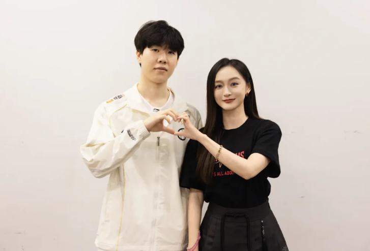 演员何泓姗亲临IG比赛现场追星TheShy，赛后合影比心圆梦成功
