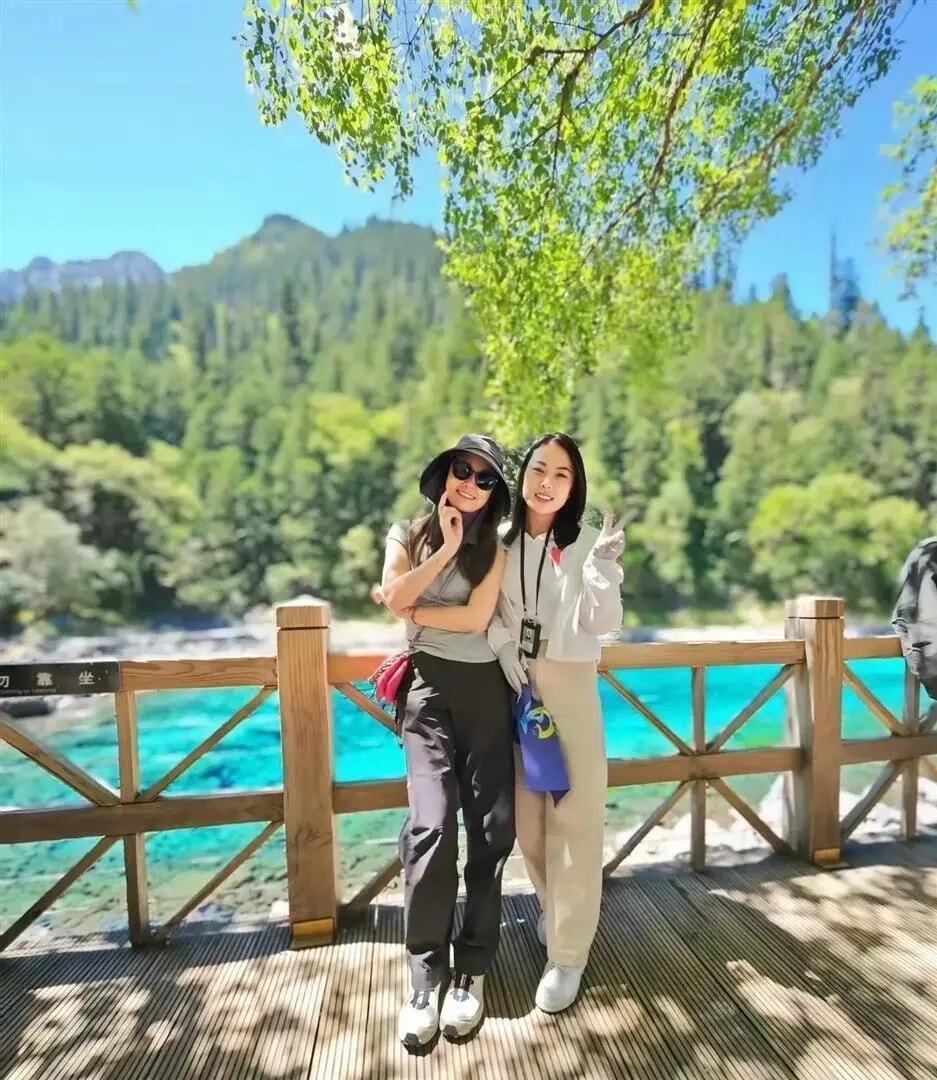 50岁林心如素颜游九寨沟：真实自然才是最高级的美