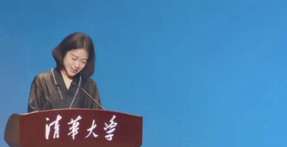 翁帆亮相清华揭牌仪式！真丝长袍淡妆出席 优雅状态惊艳全场